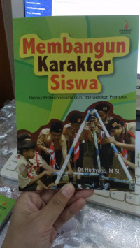MEMBANGUN KARAKTER SISWA MELALUI PROFESIONALISME GURU DAN GERAKAN PRAMUKA